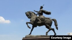 Памятник Амиру Темуру в центре Ташкента.