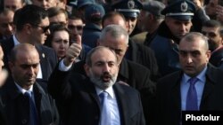 Armenia - Prime Minister Nikol Pashinian greets supporters in Ashtarak, November 21, 2018.