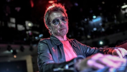 Пътят му към музиката започва от стар магнетофон подарък от