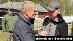 Анджэя Пачобута на мяжы сустрэў прм'ер-міністар Польшчы Дональд Туск. 28 красавіка 2026 году