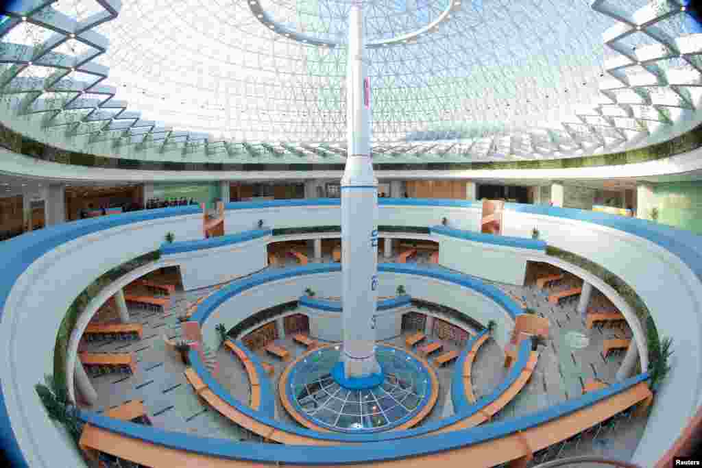 Modeli i një rakete në këtë kompleks. Sipas njoftimeve për shtyp të Koresë së Veriut, kompleksi do të shërbejë si një e-librari për punën që prodhohet nga shkencëtarët e vendit.