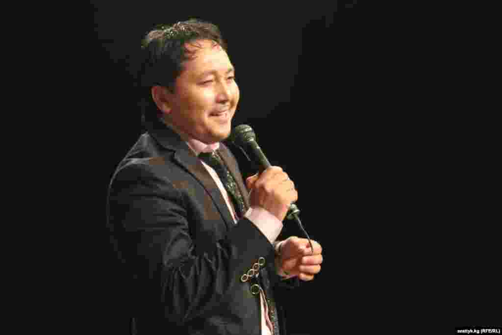 Съездбек Искеналиев, один из популярнейших певцов кыргызской эстрады был гостем на съемках юбилейной программы. 