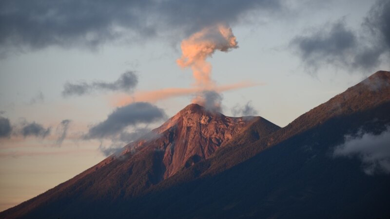 Гватемала повика на евакуација поради вулкан