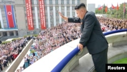 Солтүстік Корея басшысы Ким Чен Ын жаппай шеруге жиналған халықққа қол бұлғап тұр. Пхеньян, 9 қыркүйек 2013 жыл.