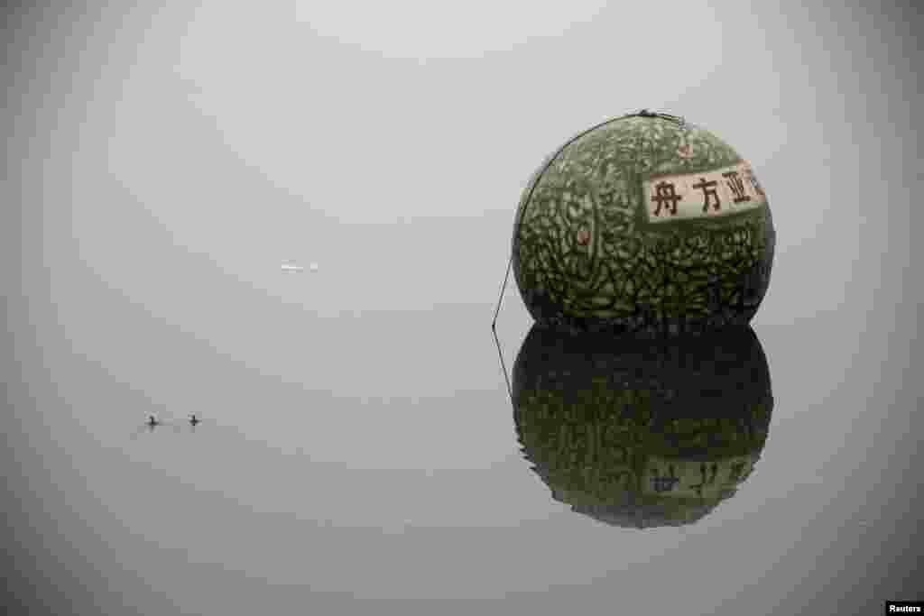 Kina - Kuglasta kapsula pod nazivom "Noina arka", koju je dizajnirao izumitelj Liu Qiyuan, koji je dobio oko 288.000 dolara da izgradi šest "Noinih arki", koje bi poslužile za spašavanje u slučaju potresa i tsunamija, 12. decembar 2012. Foto: REUTERS / Petar Kujundžić