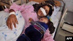 20-річна Реза Ґюль у лікарні разом зі своєю дитиною, 19 січня 2016 року