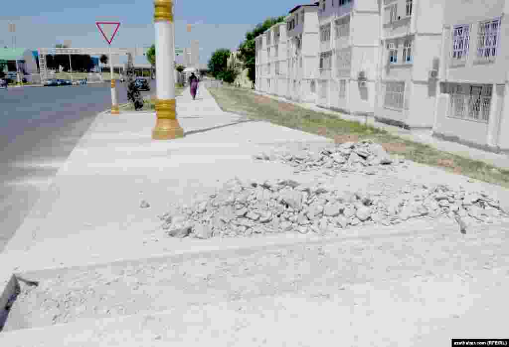 В микрорайоне Мир-11 обновляют тротуары, Ашхабад. 