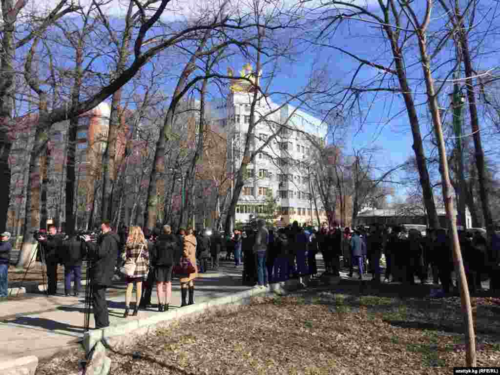 Депутаты от фракции "Ата Мекен" опасаются, что Шыкмаматова после допроса могут задержать. 
