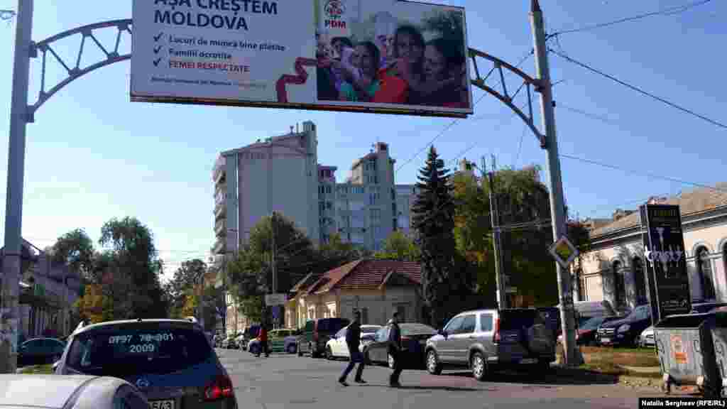 Un panou electoral al Partidului Democrat din Moldova. 