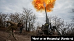 Українські військові ведуть вогонь із САУ 2С7 «Піон» по позиціях армії РФ. Херсонщина, 9 листопада 2022 року