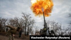 Украинска припадничка на армијата заедно со други артилериски колеги пука од 2С7 „Пион“ кон позициите на руската армија во регионот Херсон. 9 ноември 2022 година. (Илустративна фотографија.)