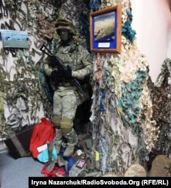 Зала пам’яті в морському центрі спеціальних операцій. Серед експонатів – гармошка, яку на своїх позиціях кинули підтримувані Росією бойовики
