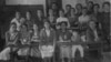 Учащиеся Ялтинской средней школы с учителем (первая слева в первом ряду) и трехлетней Розиле. 1939 год. Семейный архив Розиле Меметовой
