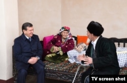 Özbegistanyň prezidenti Şawkat Mirziýaýew Surhanderýa welaýatynda iki garrynyň öýünde myhmançylykda. 2017-nji ýylyň fewraly.