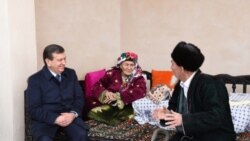 Президент Узбекистана Шавкат Мирзияев в доме пожилой четы в Сурхандарьинской области. Февраль 2017 года.