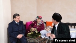 Президент Узбекистана Шавкат Мирзияев в доме пожилой четы в Сурхандарьинской области. Февраль 2017 года.