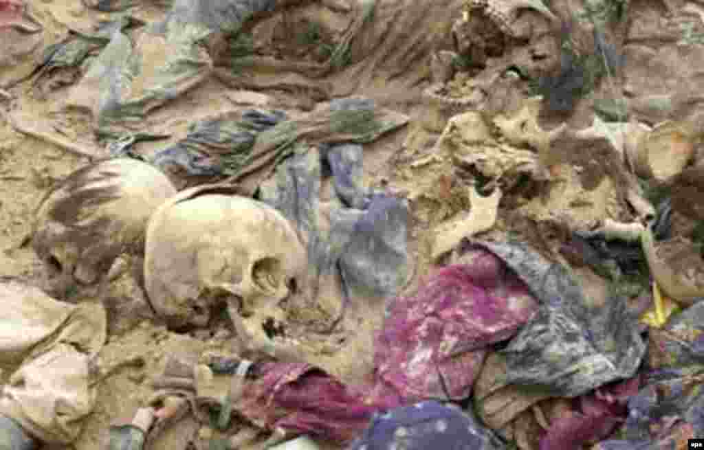 Iraq -- remains recovered from a mass grave in Al-Samawa desert, 25Apr2005 - 2005neñ 25 Aprilendä Bağdadtan 270 çaqırım könyaqqa taba kümäk qäberlek tabıldı. Tikşerüçelär fikerençä, bu qaldıqlarnıñ qayberläre Kördlärgä qarşı oyıştırılğan kampaniä qorbannarı. (epa)