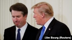 Presidenti i Shteteve të Bashkuara, Donald Trump (djathtas) dhe gjykatësi Brett Kavanaugh.