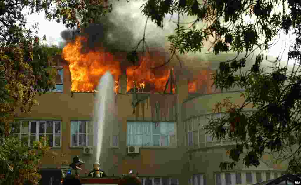 МАКЕДОНИЈА - Пожарникари го гасат големиот пожар што избувна на Градежниот факултет во Скопје. Во пожарот нема повредени. Причинета е голема материјална штета, односно се уништени покривот и три кабинети, а делумно се оштетени два кабинета на факултетот.