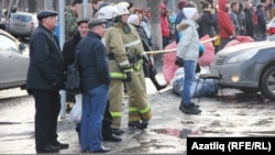 Спасатели на месте пожара ТЦ "Адмирал"