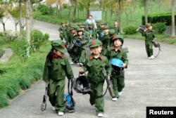 Китайские дети на уроке в парке истории Народно-освободительной армии КНР в провинции Чжэцзян