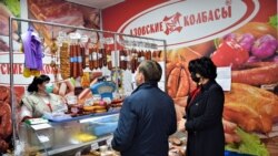 Глава администрации Симферополя Елена Проценко с главой крымского правительства Юрием Гоцанюком мониторят цены в магазинах города, 1 апреля 2020 года