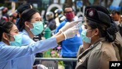 Жители Таиланда в защитных масках