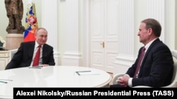 Один із лідерів проросійської партії ОПЗЖ Віктор Медведчук (праворуч) і президент Росії Володимир Путін. Москва, 10 березня 2020 року