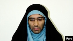 رسانه‌های حامی دولت در ایران با انتشار این تصویر گفته‌اند مجید توکلی برای «گریز از دست ماموران» لباس زنانه بر تن کرده است. 