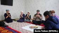 Вдова погибшего в Жанаозенских событиях Шадияра Аязова Злиха (слева) во время молитвы в доме. Жанаозен, 16 декабря 2017 года.