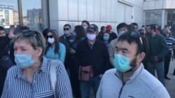 "Көл-auto" жабық базарының сатушылары сауда орнын ашуды талап етіп тұр. Ақтөбе, 18 мамыр 2020 жыл.
