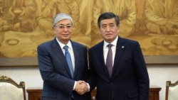 Президент Казахстана Касым-Жомарт Токаев (слева) с президентом Кыргызстана Сооронбаем Жээнбековым. Бишкек. 13 июня 2019 года.