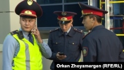 Құрылысшылар наразылық білдірген соң жиналған полицейлер. Астана. 8 қыркүйек, 2017 жыл.