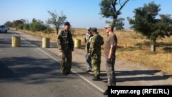 Участники акции по блокированию грузового транспорта, заезжающего в Крым