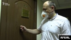 У розпал робочого дня кабінет колеги судді Ємельянова Володимира Поліщука, куди навідались «Схеми», – зачинений