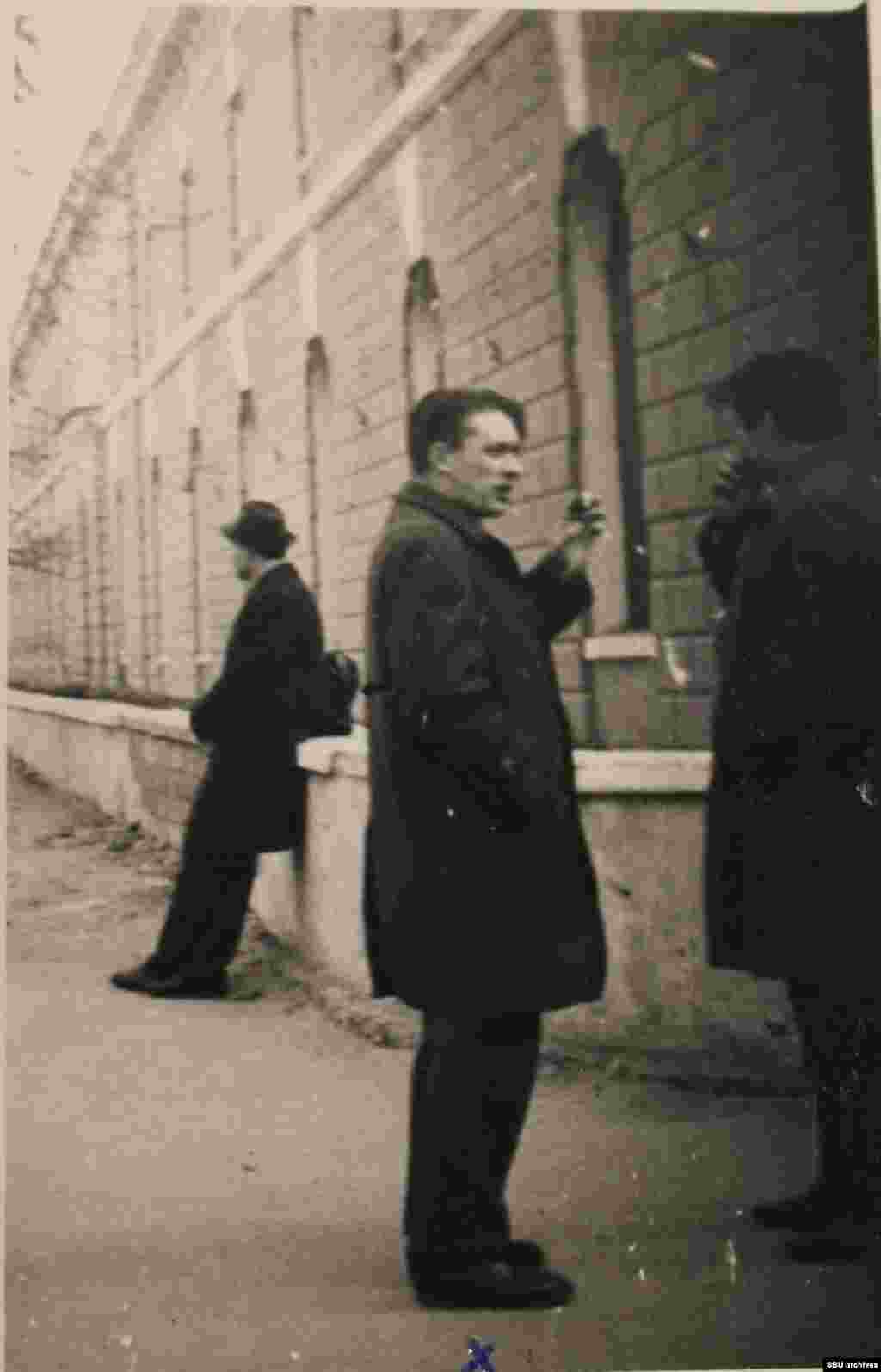 Пушкар з колегою біля прохідної &laquo;Арсеналу-2&raquo;. Фото КДБ, зроблене прихованою камерою. З оперативної справи &nbsp;