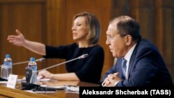 Ministrul rus de Externe, Serghei Lavrov, alături de Maria Zaharova, purtătoarea de cuvânt a Ministerului de Externe de la Moscova