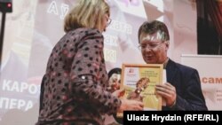Valancin Viacorka, a journalist for RFE/RL’s Belarus Service, received his award from the Assembly of NGO’s in Belarus January 10 at a ceremony in Minsk. 