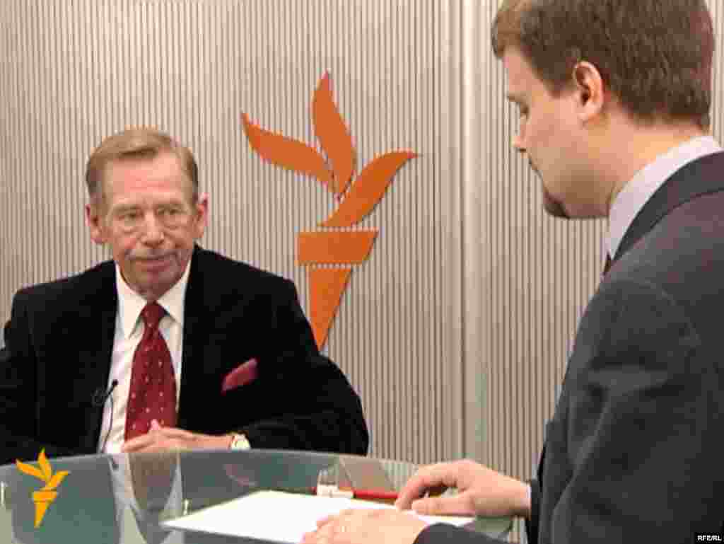 Vaclav Havel acordă un interviu ziaristului Jeremy Bransten