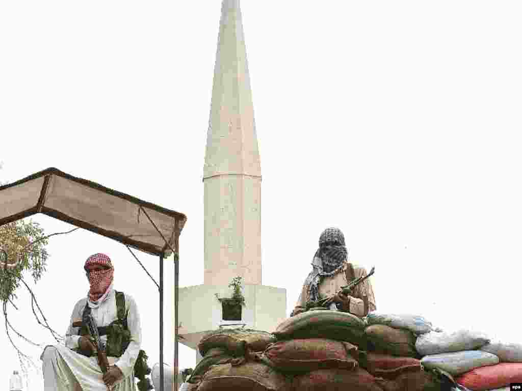Pakistan -- Pakistani religious students guard their Red Mosque or Lal Masjid in center Islamabad, 03Jul2007 - 3 липня, 2007, Ісламабад: пакистанські студенти охороняють Червону мечеть. Після п’ятимісячного протистояння правоохоронні органи штурмували мечеть.
