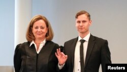 Филип Мансҳаус ва вакили дифояш Унни Фрайс. 7 маи соли 2020