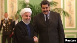 Venesuela prezidenti Nicolas Maduro (sağda) və İran prezidenti Hassan Rohani (Foto arxivdəndir)