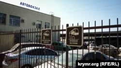 Додаткові паркани на автовокзалі в Керчі встановили на території колишньої безкоштовної парковки