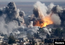 Последствия авиаудара по позициям исламистов в районе города Кобани