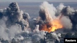 دخان يتصاعد فوق مدينة كوباني- عين العرب السورية إثر إحدى غارات التحالف الدولي