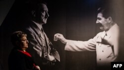 Музейдегі Адольф Гитлер мен Иосиф Сталиннің суреті. Польша, Гданьск 29 қаңтар 2017 жыл.