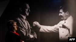 Фотография Гитлера и Сталина в музее Второй мировой войны в Гданьске 