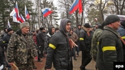 Група проросійських активістів біля будівлі кримського парламенту, 27 лютого 2014 року