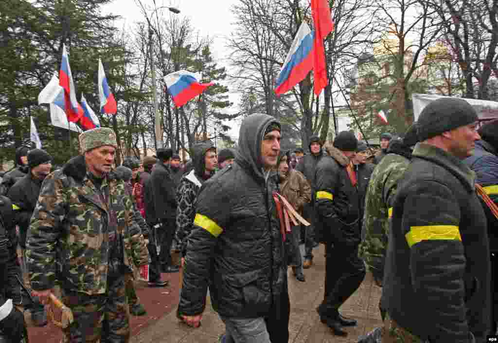 Qırım Yuqarı Şurası binasınıñ yanına kelgen Rusiye tarafdarları. 2014 senesi fevral 27 künü