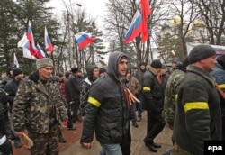 Группа пророссийских активистов собралась возле здания парламента Крыма в Симферополе, 27 февраля 2014 года